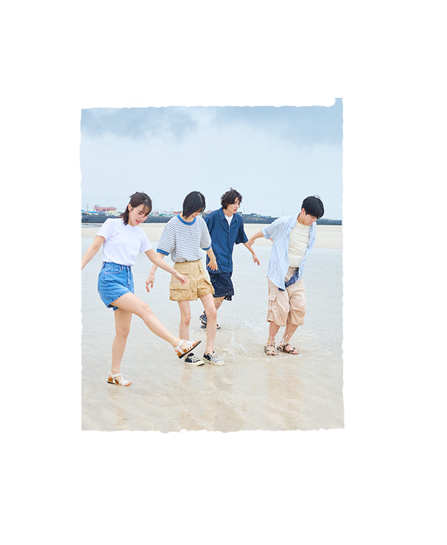 제주 바닷가에서 친구들이 달리는 모습