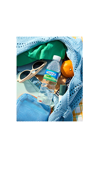 제주 바닷가 얕은 물에서 친구들이 걷는 모습